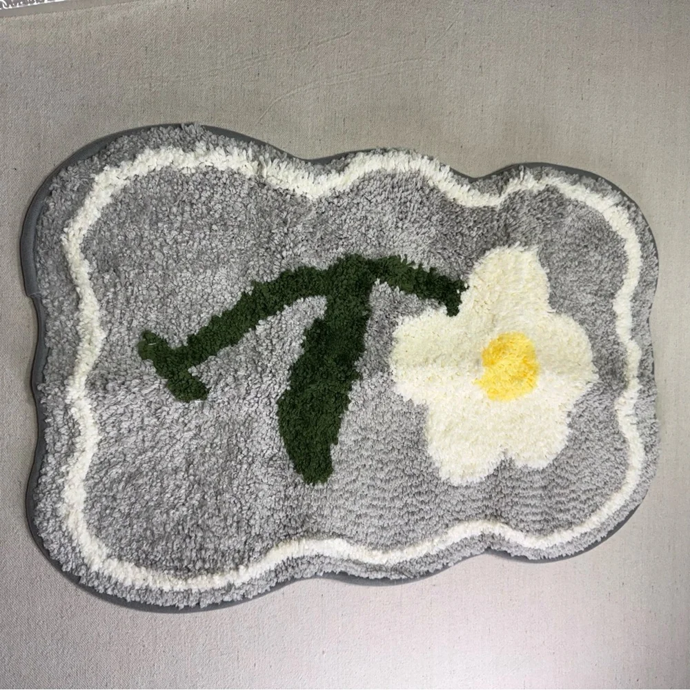 Gray Floral Shag Bath Mat with White & Yellow Flower - NWT